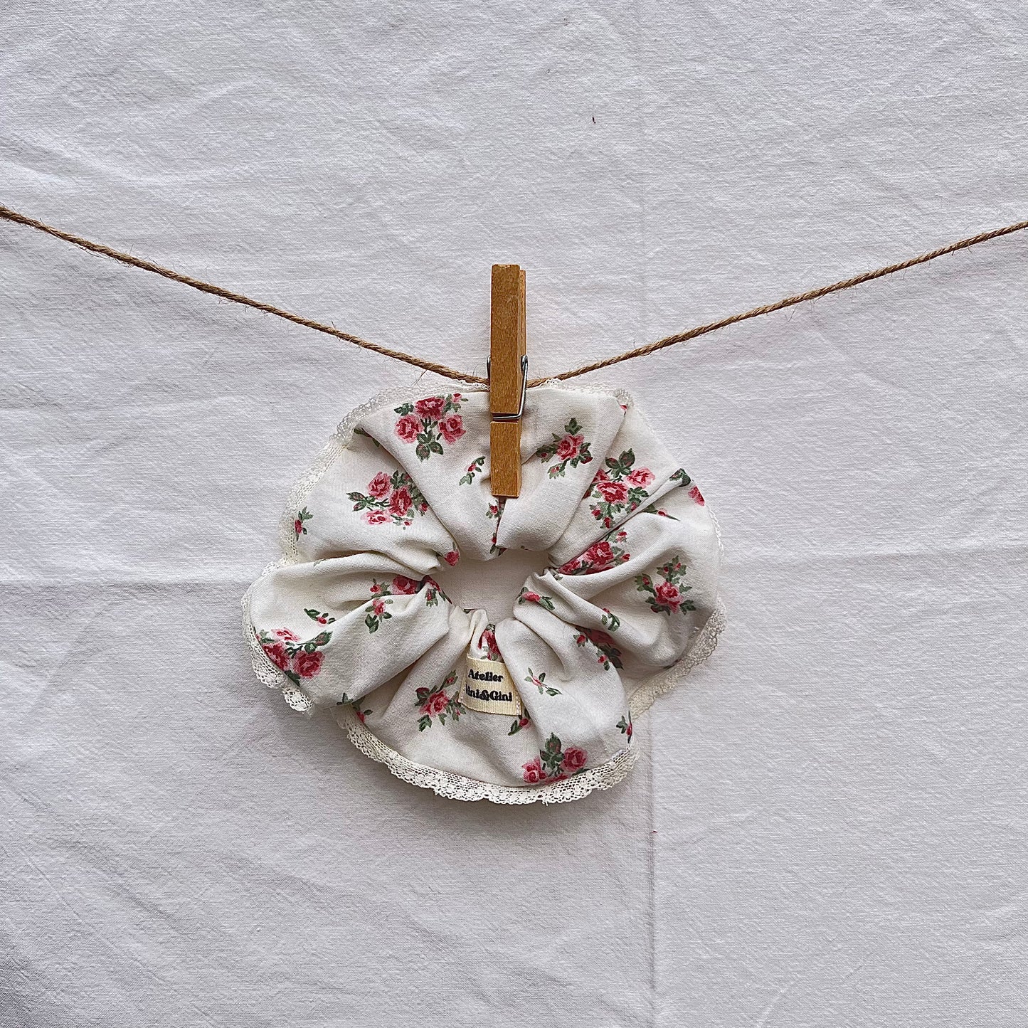 Chouchou XL - motifs fleuris rose - dentelle